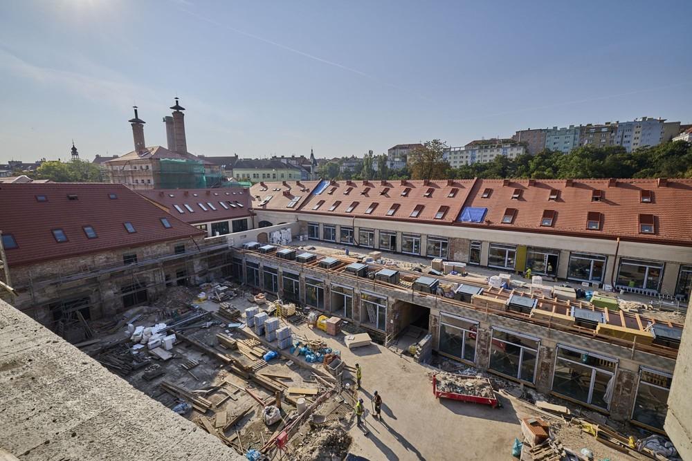 ŠIROKÝ MĚSTSKÝ PĚŠÍ BULVÁR - Bulvár o délce 1 km bude těžištěm celého projektu a protne celou čtvrť severojižním směrem.